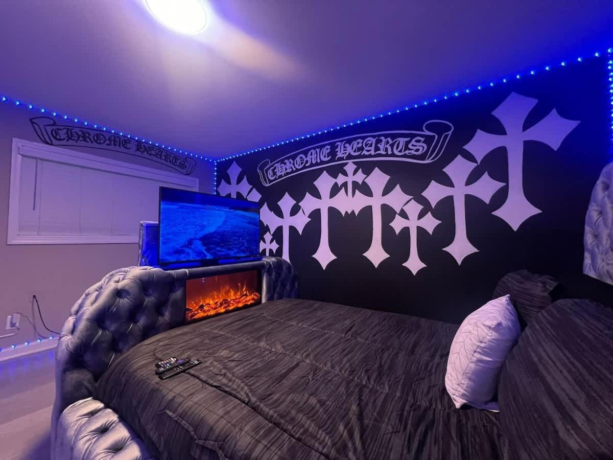 Modern Chrome Heart Haven - Fireplace Bed Apartment *