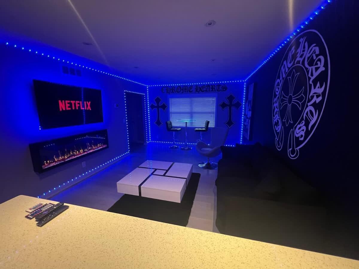 Apartment Modern Chrome Heart Haven - Fireplace Bed Atlanta